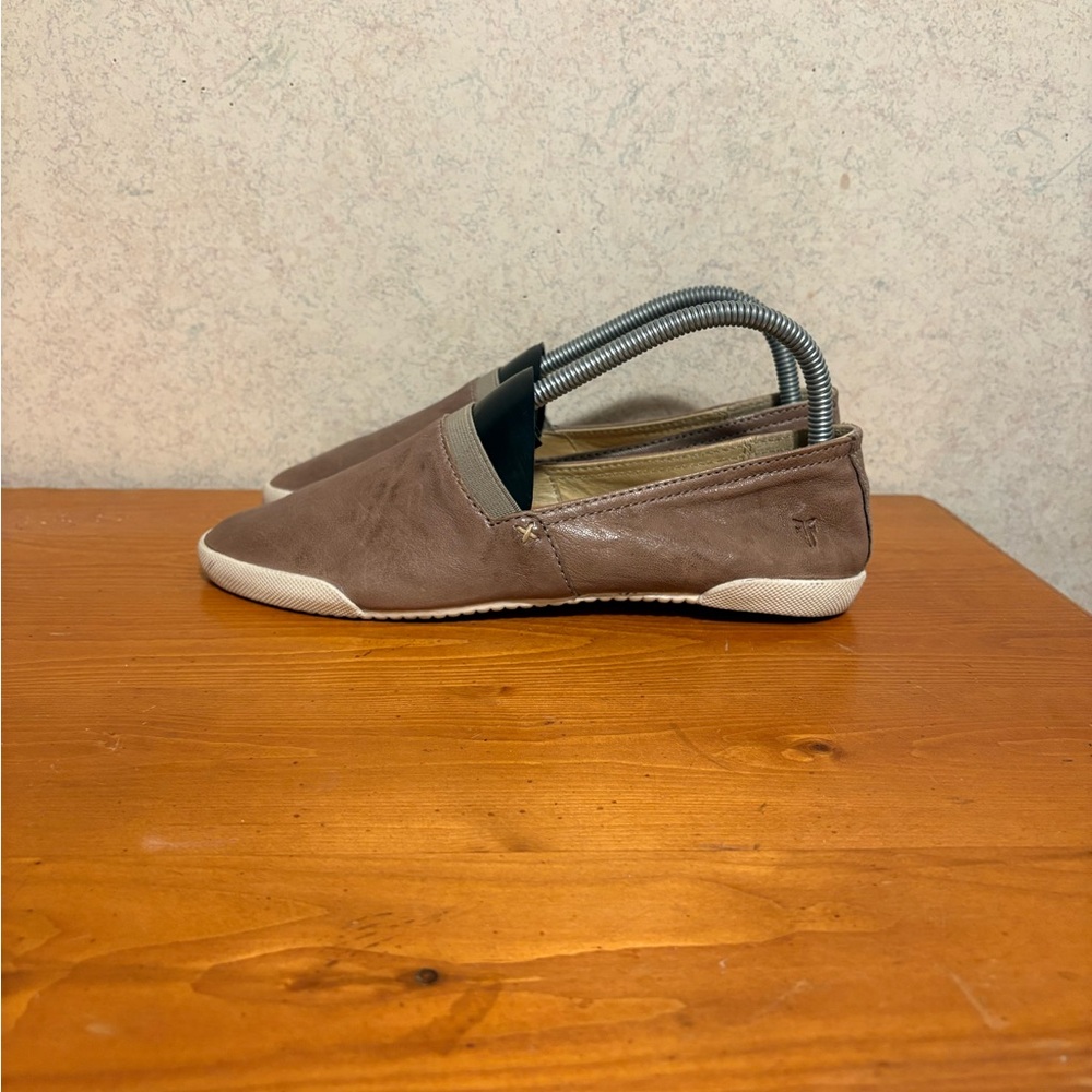 Frye Melanie Slip On Loafer Sneaker Light Brown Leather Womens Size 7.5